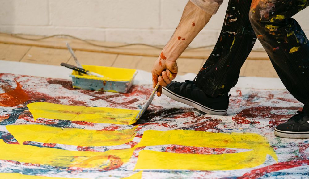 MILANO DESIGN WEEK
APRIL 11 16:00 | 20:00
BASE
VIA BERGOGNONE, 34
MILANO
ROOM 1400

knIndustrie 

Ivan presenta "di.versi", uno spazio libero di scrittura e contaminazione per la poesia e la creatività in strada. Con il contributo di tre autori unici per stilemi e apporto nel panorama italiano
(Giacomo Nathan Viva, Marco Lastrada, Odol) e grazie alla straordinaria partecipazione
della compagnia di danza contemporanea YoY Performing Arts, lo spazio si fa così luogo ed istanza meticcia, laboratorio di sperimentazione ed opera aperta per e al pubblico. Un evento effimero animato da forme e azioni differenti ma sodali; segni e di segni sparsi tra poesia, illustrazione, studi tipografici, danza, ceramica, scultura e installazioni
gastronomiche curate dalla food stylist Sabrina Lazzereschi. Un atelier contemporaneo dove design e parola si incontrano ed intrecciano nella volontà di un dialogo nel presente, verso prospettive ibride tra over e underground.